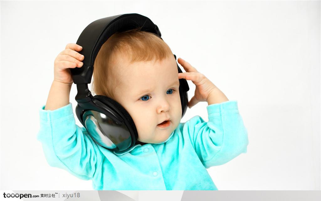 可爱儿童-带着耳机得可爱宝宝