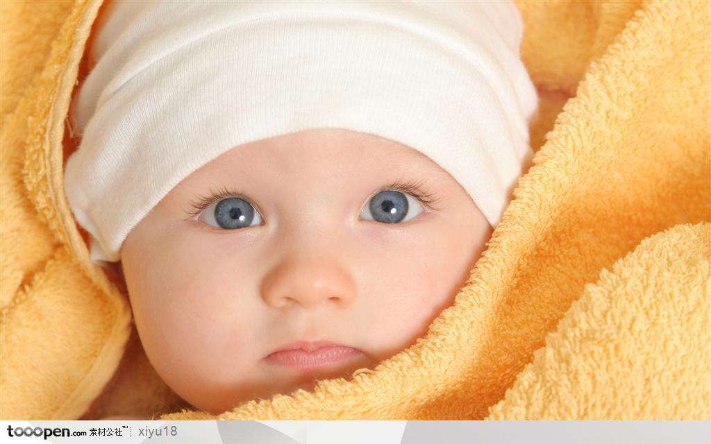 可爱儿童-毛巾包裹的婴儿