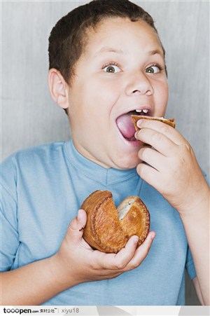 饮食习惯-吃面包的男孩