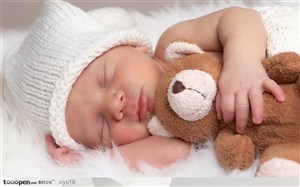 可爱儿童-抱着熊睡觉的婴儿