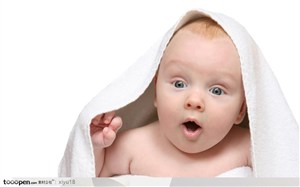 可爱儿童-毛巾包裹的婴儿