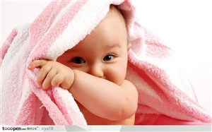 可爱儿童-盖着毛巾的婴儿