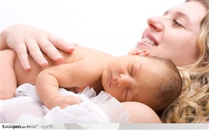 可爱儿童-母亲抱着的婴儿