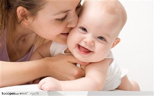 可爱儿童-外国可爱BABY亲吻宝宝的母亲图片素材