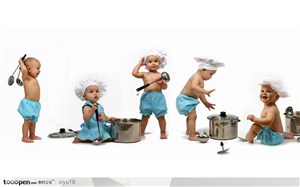 可爱儿童-拿着餐具的可爱婴儿