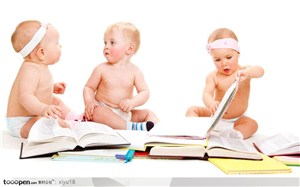 可爱儿童-三个看书的宝宝