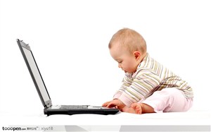 可爱儿童-玩电脑的婴儿