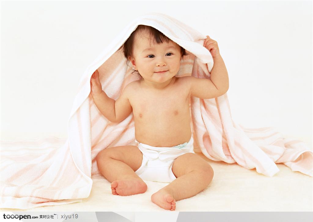 婴儿幼儿-盖着毛巾的婴儿