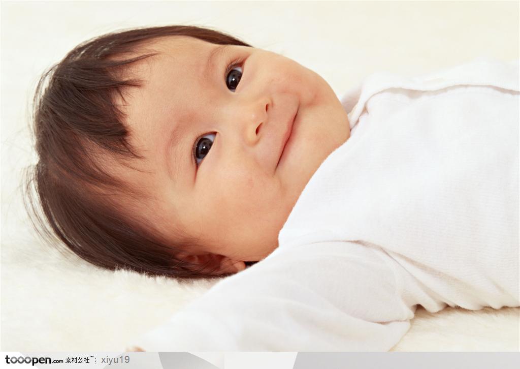 婴儿幼儿-躺着微笑的婴儿