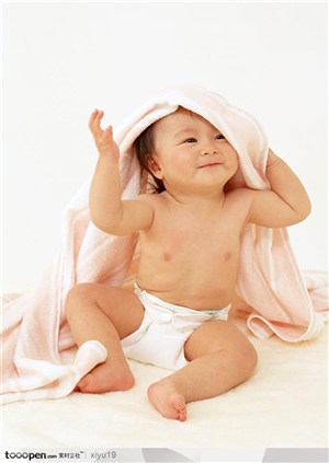 婴儿幼儿-顶着毛巾的可爱婴儿