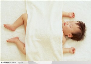 婴儿幼儿-盖着被子睡着的婴儿