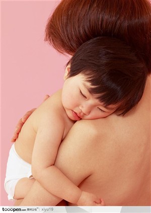 婴儿幼儿-肩膀上睡着的婴儿