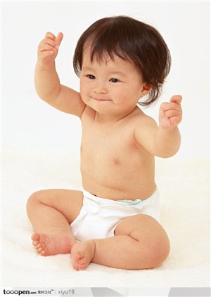 婴儿幼儿-举手的可爱婴儿