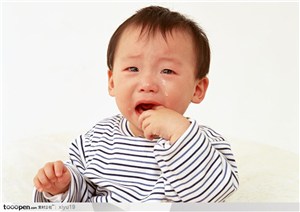婴儿幼儿-哭泣的男孩