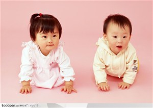 婴儿幼儿-两个可爱的男宝宝和女宝宝