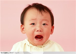 婴儿幼儿-哭泣的男宝宝小男孩