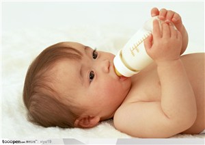 婴儿幼儿-躺着喝奶的婴儿