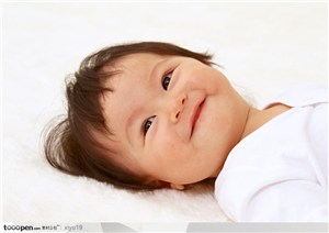 婴儿幼儿-躺着微笑的可爱婴儿