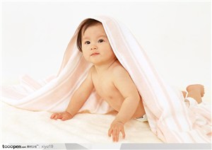 婴儿幼儿-头顶着毛巾的婴儿