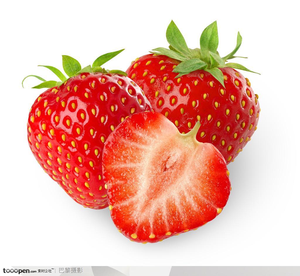 三个新鲜的红色草莓特写