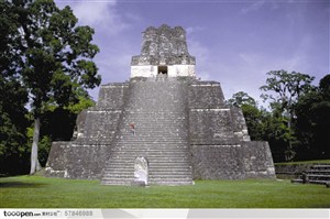 名胜建筑-在草地上的玛雅文化古建筑