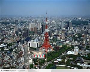 名胜建筑-俯视城市高楼大厦中的红色铁塔