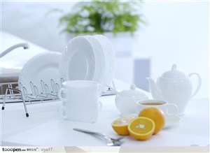 美食制作-白色的茶具与柠檬