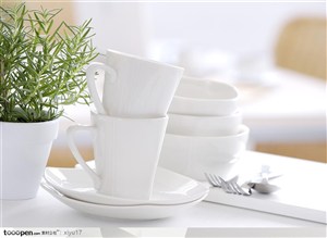美食制作-白色的纯色陶瓷茶杯茶碟