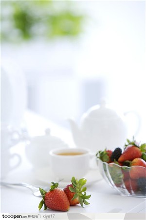 美食制作-新鲜的草莓与茶具
