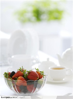 美食制作-新鲜的草莓与桑葚
