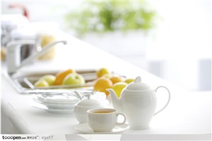 美食制作-桌面上的茶具