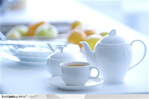 美食制作-桌面上洁白的茶具茶图片