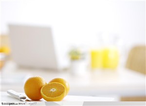 美食制作-桌面上切开的柠檬