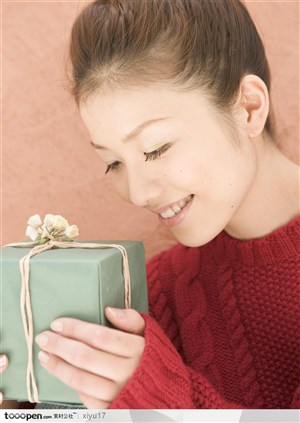 礼品与微笑-拿着绿色小礼盒的可爱美女女孩