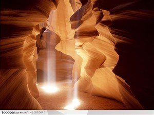 阳光照进山洞奇特的地貌岩石