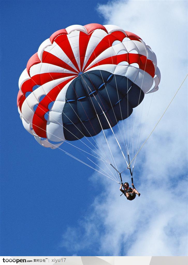美丽天空-蓝天下漂浮的降落伞