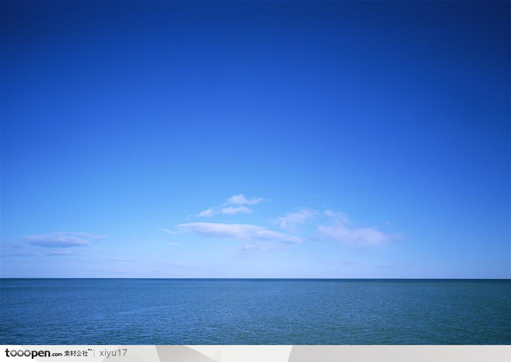 美丽天空-蓝天下平静的海面