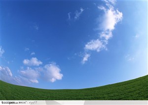美丽天空-浮云下的草地