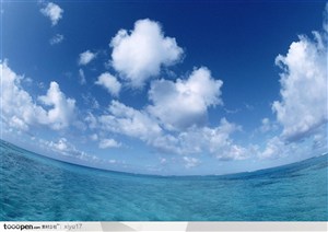 美丽天空-蓝天下透明的海水