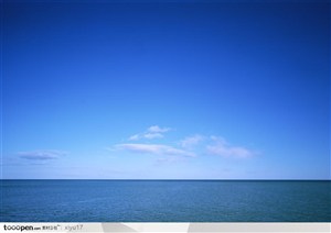 美丽天空-蓝天下平静的海面