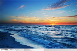 美丽天空-夕阳下翻滚的海水