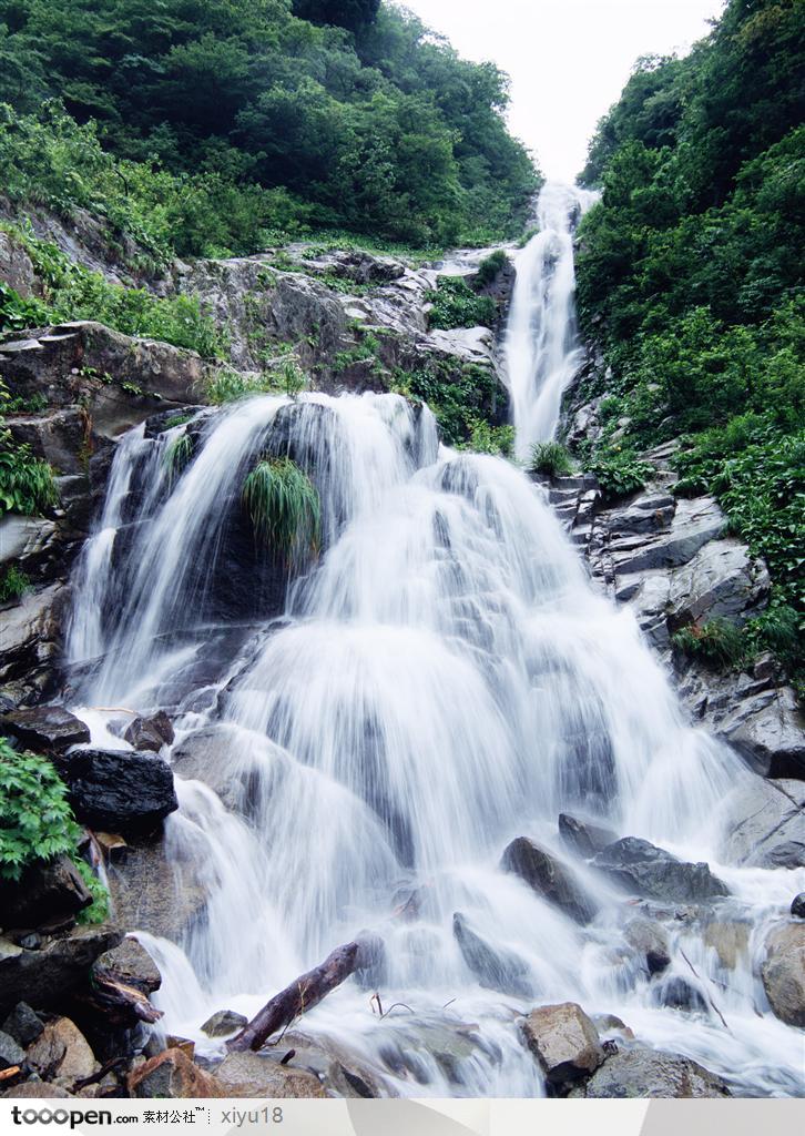 山水瀑布-碎石中流下的溪水