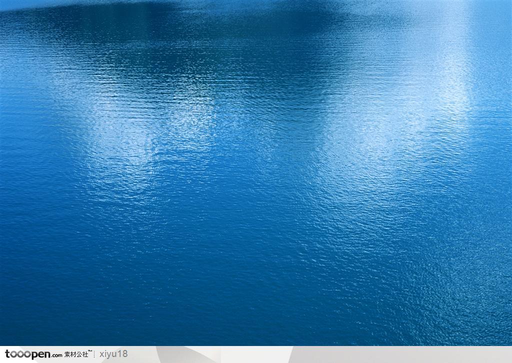 细水长流-平静的蓝色水面