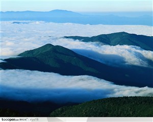 漂亮山景-山脉上翻滚的云海