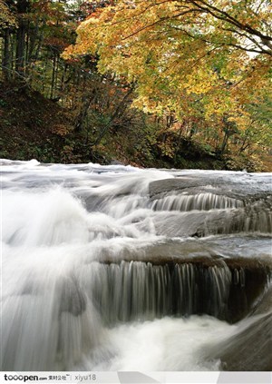山水瀑布-急速流下的溪水
