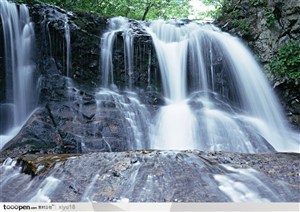 山水瀑布-流淌下漂亮的瀑布