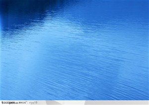 细水长流-蓝色的平静湖面
