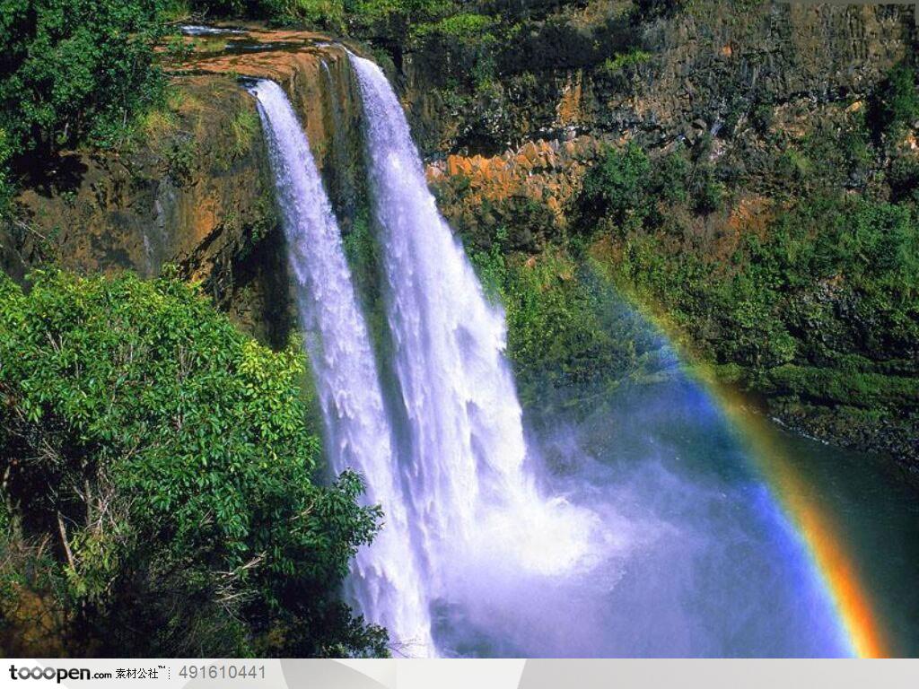 阳光照射瀑布出现的彩虹