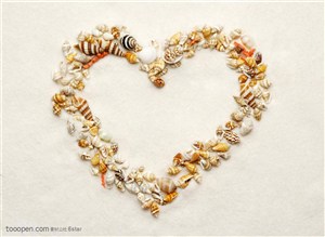 广告创意图形沙滩上贝壳拼成的心型