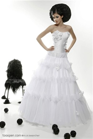 穿白色婚纱的高贵气质美女婚庆图片